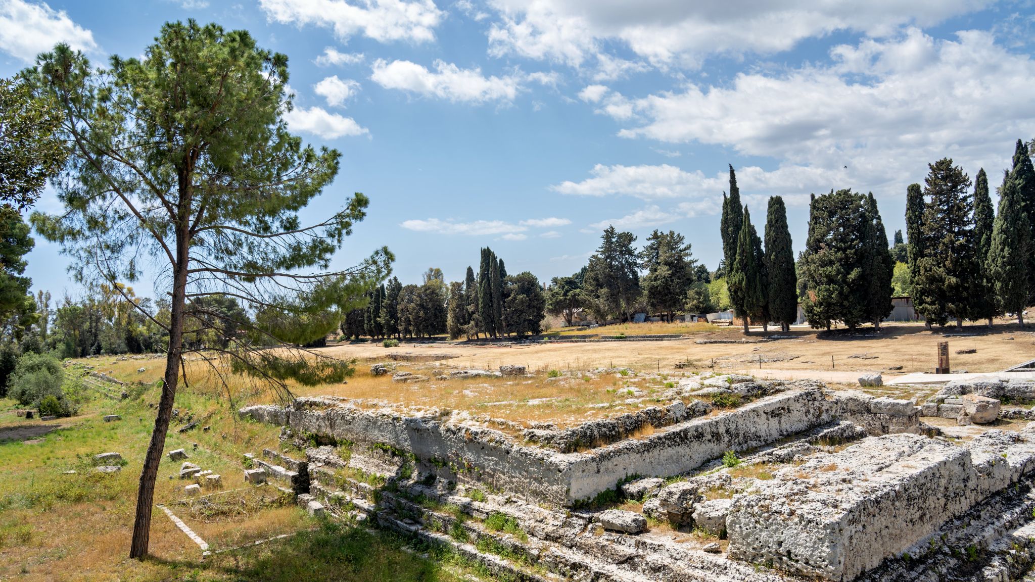 Der Altar des Hiero gilt als eines der herausragenden Bauwerke der hellinistischen Zeit. Er wurde zwischen 241 und 215 v. Chr. von Tyrannen Hiero II. erbaut und vermutlich Zeus Eleutherios geweiht. Von dem größten bekannten Altar der Antike sind heute nur die Fundamente erhalten.